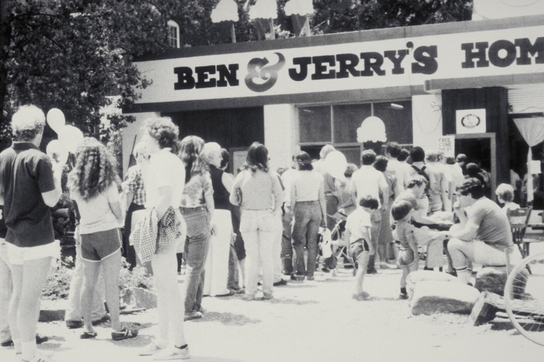 1979 Další krok Lidé stojí v řadě před prodejnou Ben & Jerry's