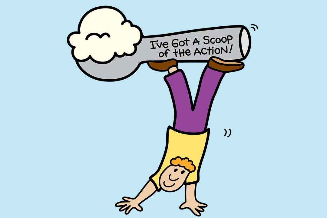 Muž dělá stojku s kopečkem zmrzliny na nohách