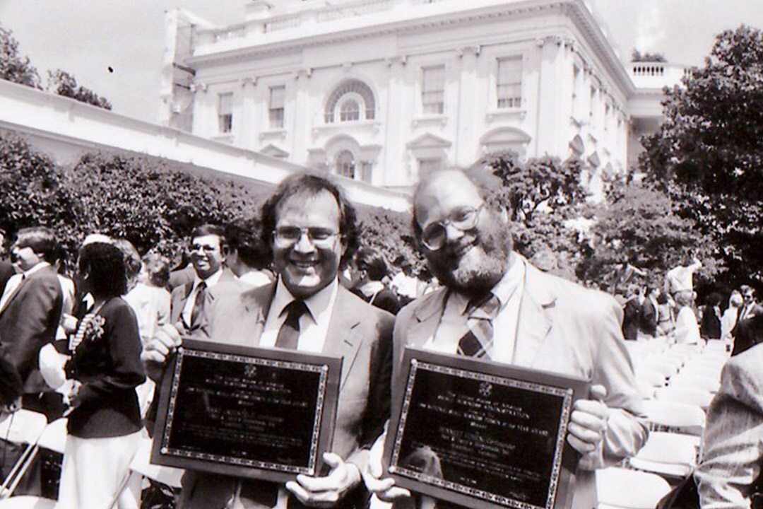 Ben a Jerry drží v rukou odměnu